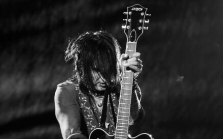 Guns N’ Roses’ guitarist Richard Fortus: “Don’t go into the music business at all!”
