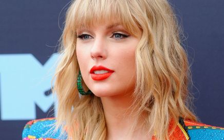 Taylor Swift Breaks Own AMAs Win Record