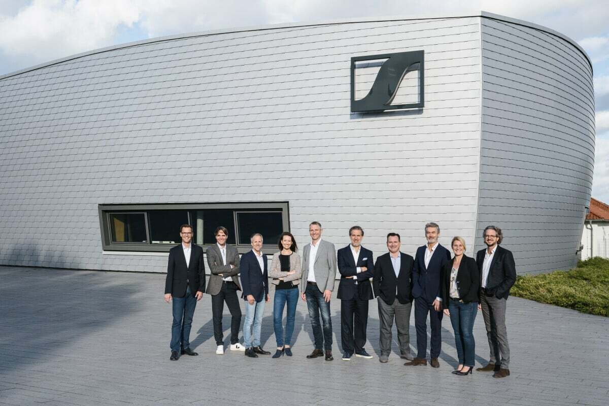 The new management team of the Sennheiser Group, consisting of Co-CEOs, EMB and extended EMB (L-R): Steffen Heise, Markus Redelstab, Dr. Andreas Sennheiser, Yasmine Riechers, Dr. Andreas Fischer, Ralf Oehl, Greg Beebe, Ron Holtdijk, Mareike Oer, Daniel Sennheiser